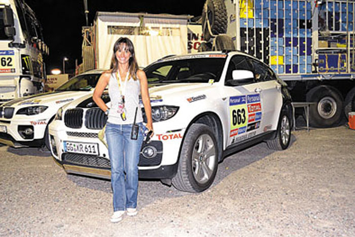 Aixa Domínguez Brizzio, junto a algunos de los pilotos que Total apoyó en el Dakar 2013.