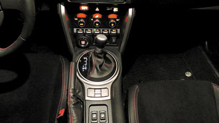 La caja automática tiene seis cambios y modo deportivo, con comando secuencial en la palanca y levas al volante.