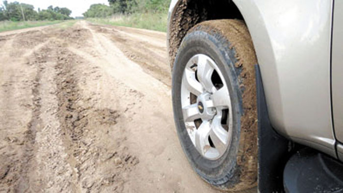 Los neumáticos de asfalto se empastan con rapidez en el barro.