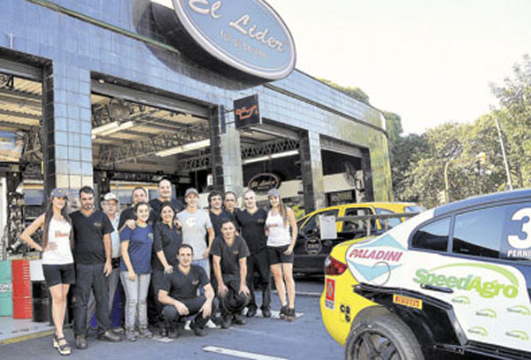 El lubricentro de Garay y Entre Ríos recibió la visita del equipo Renault Fram de Súper TC2000.