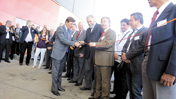 Emilio Álvarez Canedo, junto a accionistas y autoridades de Gulf Oil, corta la cinta de inauguración de la planta de La Reja.