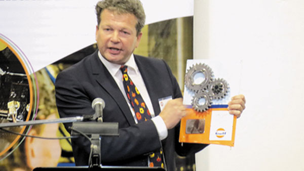 Frank Rutten, CEO mundial de Gulf Oil, entregó una placa recordatoria con piezas de Aston Martin de competición.