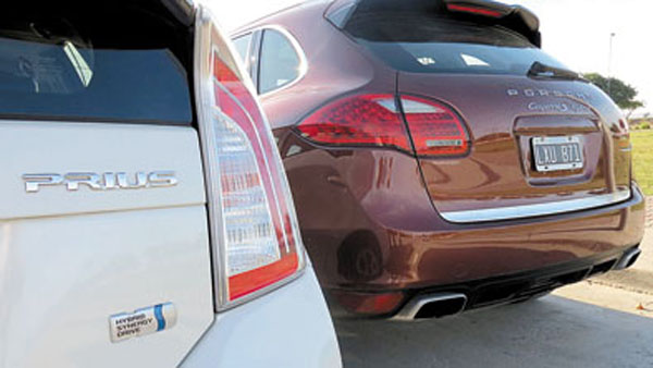 El Prius se distingue por su diseño futurista. La Cayenne, sólo por el emblema Hybrid.