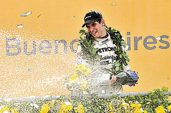 Facundo Ardusso festeja en el podio la victoria en el Callejero de Buenos Aires.