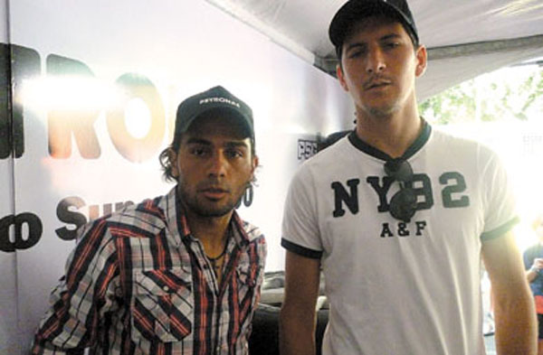 Walter Erviti y Guillermo Burdisso, jugadores de Boca Juniors en el box del Equipo Petronas