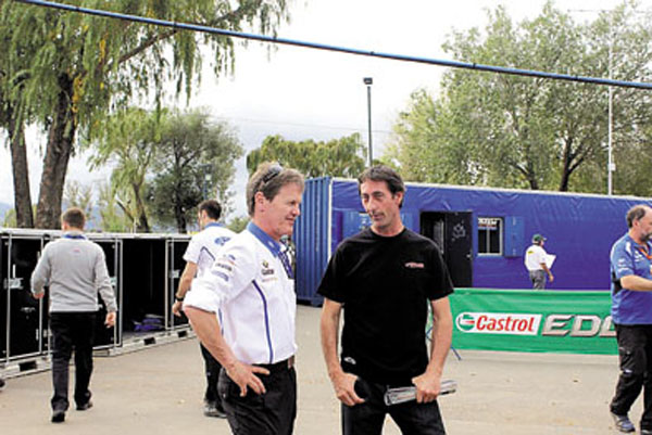 Malcom Wilson (jefe del equipo Ford) dialoga con Federico Villagra, piloto Castrol Edge.