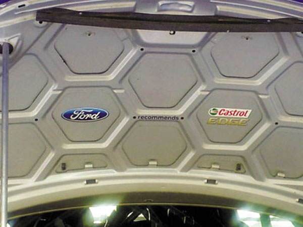 La alianza entre Ford y Castrol está “tatuada” hasta en la parte interna del capot de los Fiesta WRC.