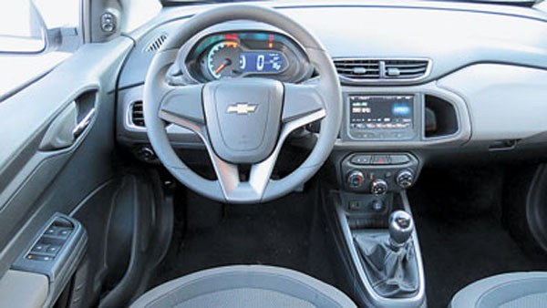 El interior recuerda a varios modelos de GM diseñados en Brasil.