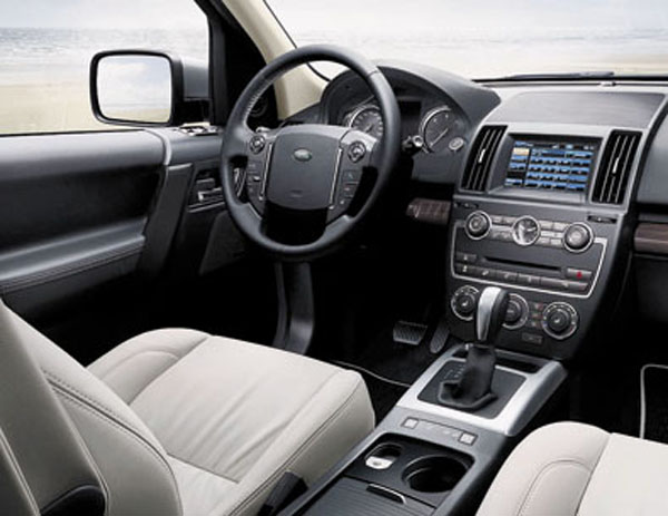 La consola de instrumentos, el volante y demás terminaciones están a tono con los nuevos Land Rover.