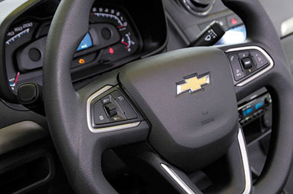 El Chevrolet Agile estrenó restyling en la trompa y nuevo volante multifunción.