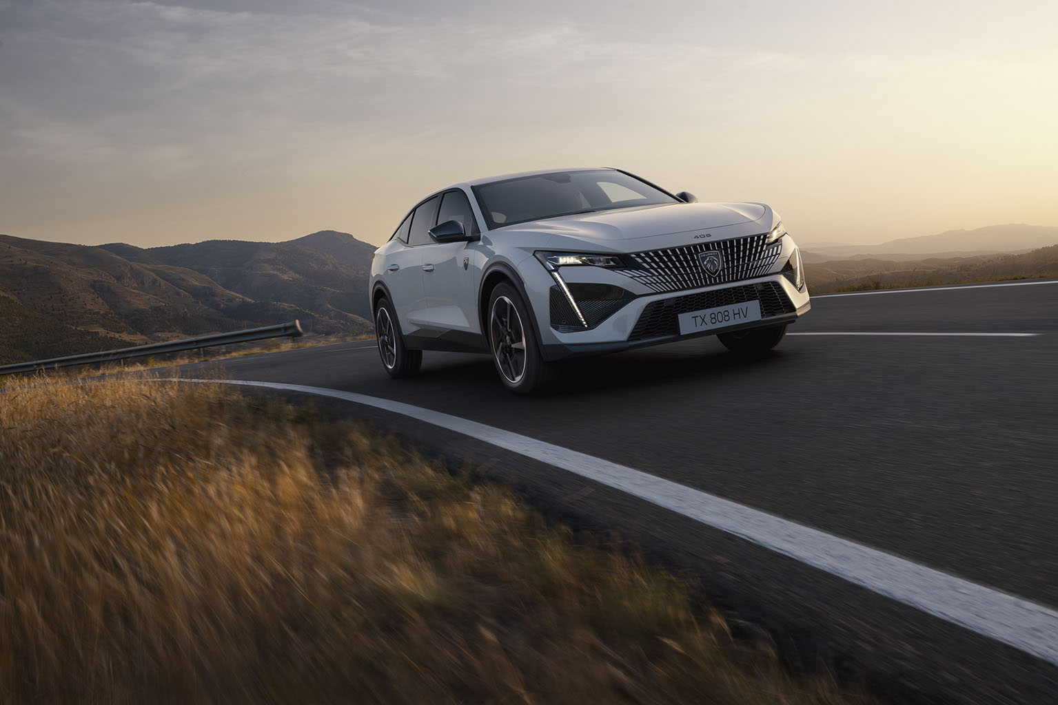 Peugeot 408, de sedán a crossover