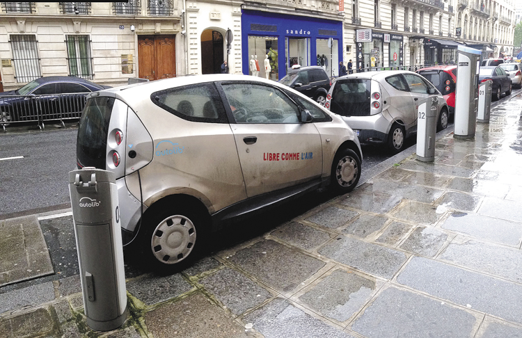 Los Autolib franceses comparten plataforma, motores y hasta puntos de carga con el e-Mehari.